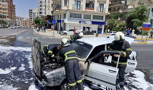 Mardin'de seyir halindeki otomobil yandı