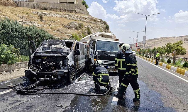 Mardin'de seyir halindeki ticari araç alevlere teslim oldu