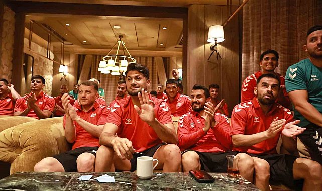 Mecnun Otyakmaz, futbolcular ve teknik heyetle vedalaştı