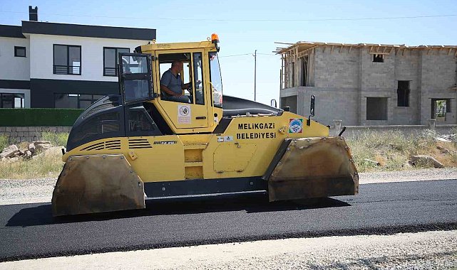 Melikgazi Belediyesi, Mimarsinan Mahallesi'nde 9 sokakta asfalt çalışması yapıyor