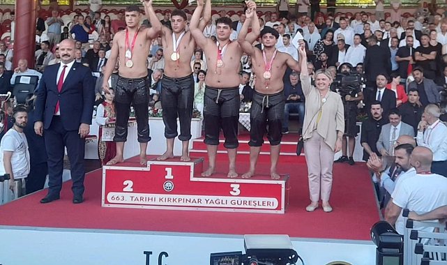 Merkezefendi'nin sporcusu tarihi Kırkpınar güreşlerinden dereceyle döndü