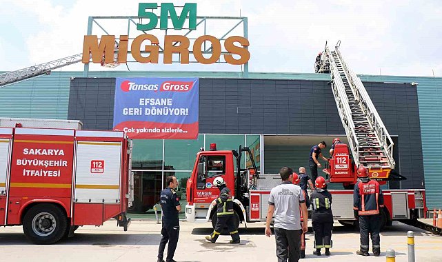 Migros'un çatısında korkutan yangın: Dumanlar bölgeyi kapladı, göz gözü görmedi
