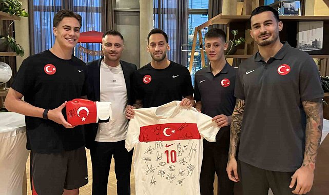 Mike Tyson, imzaladığı ay-yıldızlı boks eldivenini A Milli Takım'a armağan etti