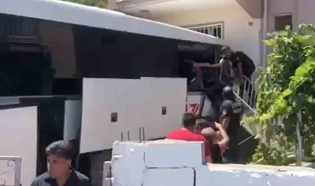 Milas-Söke karayolunda kaza: Kontrolden çıkan otobüs apartmanın zemin katına girdi