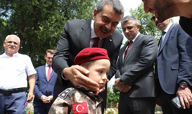 Milli Eğitim Bakanı Tekin, 15 Temmuz Şehitliği'ni ziyaret etti