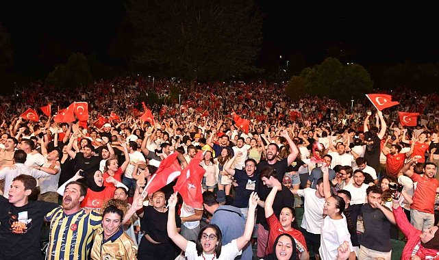 Milli heyecan Beşiktaş&#039;ta Sanatçılar Parkı&#039;nda yaşandı