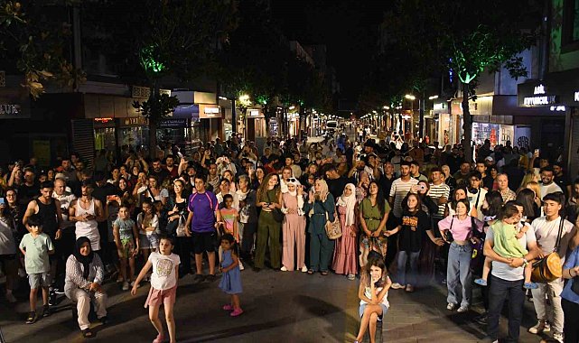 Milli Kuvvetler Caddesi trafiğe kapandı, sanata kapı açtı