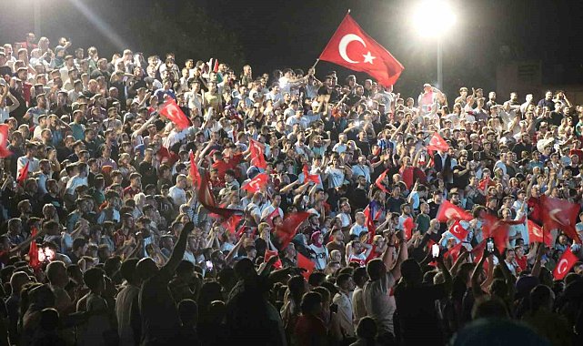 Milli takımın galibiyet coşkusu cadde ve sokaklara sığmadı