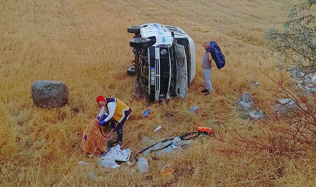 Minibüs buğday tarlasına devrildi: 2 yaralı