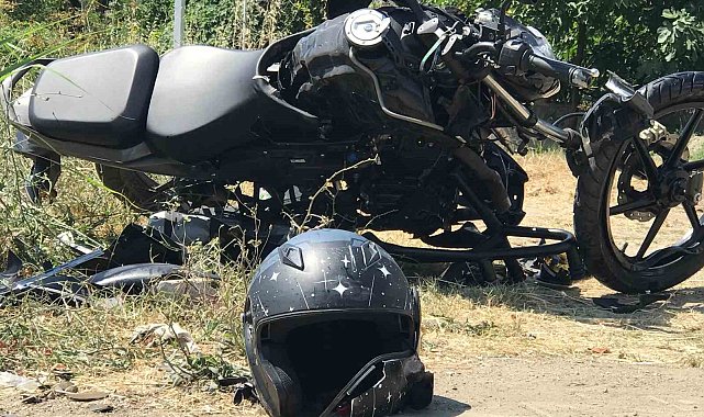 Minibüsle kafa kafaya çarpışan 17 yaşındaki motosiklet sürücüsü ağır yaralandı