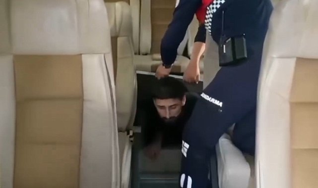 Minibüsün gizli bölmesinde 1 FETÖ üyesi ve 12 kaçak göçmen yakalandı