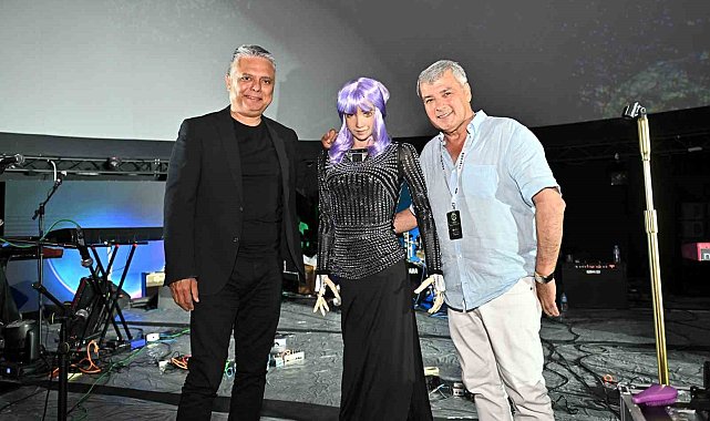 Muratpaşa Belediye Başkanı Ümit Uysal, insansı robot Desdemona'yla Antalya'nın geleceğini konuştu