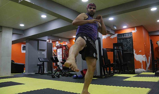 Muz ağaçlarını tekmeleyerek parçalayan dövüşçü performansıyla ilgi odağı oldu