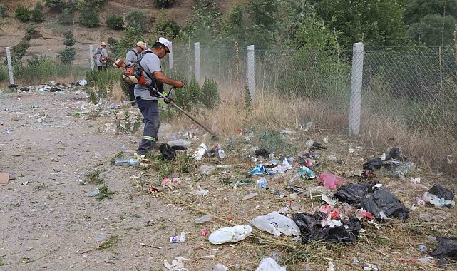 Nazilli'de doğaya bırakılan 3 kamyon çöpü topladılar