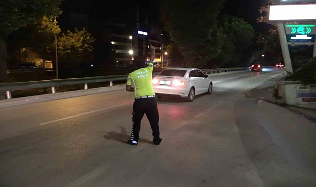Ne 'dur' ikazına, ne uyarı ateşine aldırış etti, geri vitese takıp böyle kaçtı