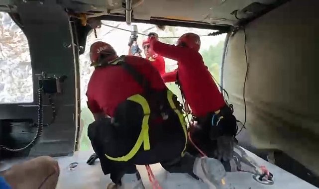 Nefes kesen kurtarma operasyonu helikopter içinden görüntülendi