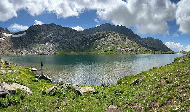 Nefes kesen manzarada yorulmadan yürüdüler