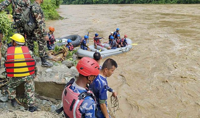 Nepal'de toprak kayması: 12 ölü, 63 kayıp