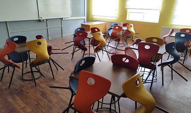 Öğretmen, öğrenci ve velilerin birlikte yetiştirdiği zeytinler kütüphane ve okul malzemesi oldu