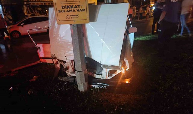 Önce park halindeki araçlara, ardından aydınlatma direğine çarparak durabildi: 1'i ağır 2 yaralı
