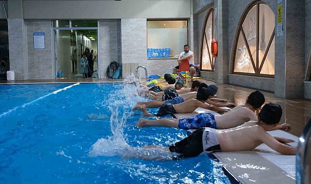 Onikişubat'ta yüzme kursları