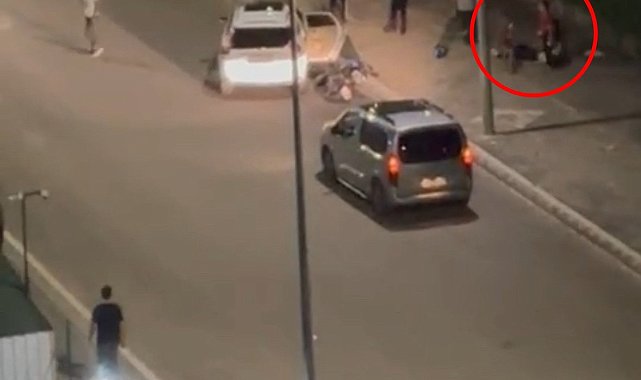 Önünü kestiği motosikletliyi ve yanındaki genç kızı defalarca yumrukladı