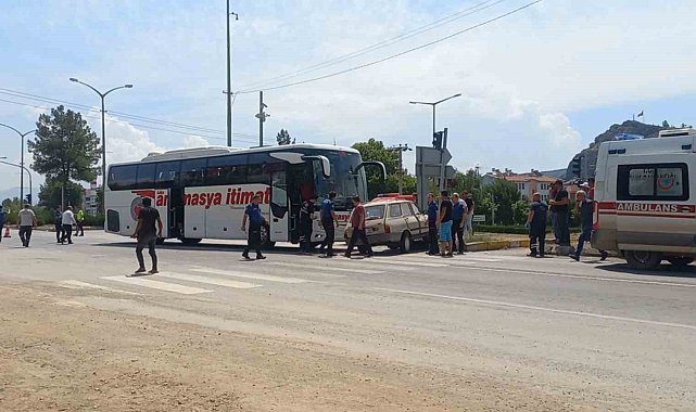 Osmancık'ta yolcu otobüsü ile otomobil çarpıştı: 1 yaralı