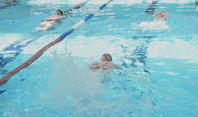 Osmangazi&#039;de öğrenciler yazı yüzerek geçiriyor