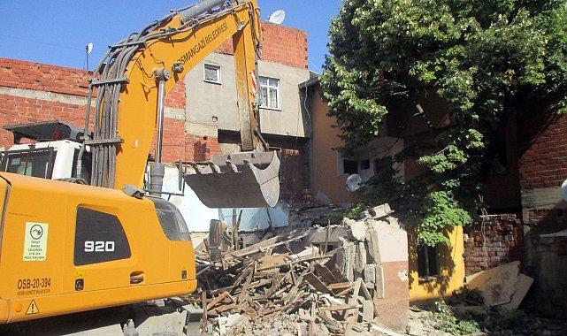 Osmangazi'de tehlike saçan metruk binalar yıkılıyor