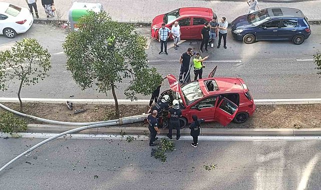Otomobil aydınlatma direğine çarptı: 2 yaralı