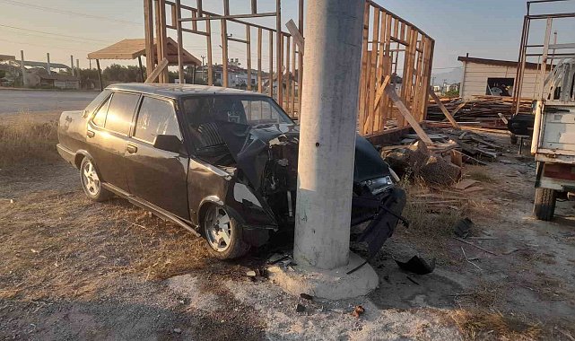 Otomobil direğe çarptı, kaza güvenlik kamerasına yansıdı: 1 yaralı