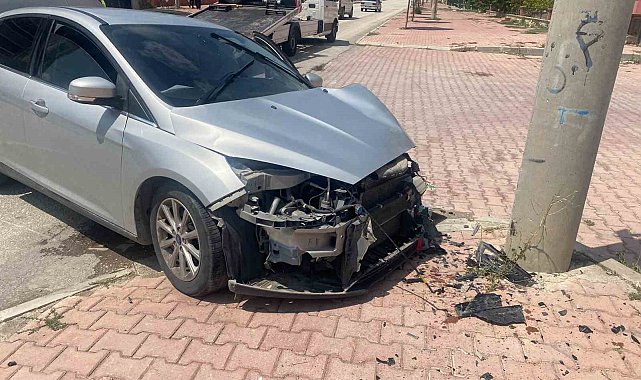 Otomobil direğe çarptı, sürücü yaralandı