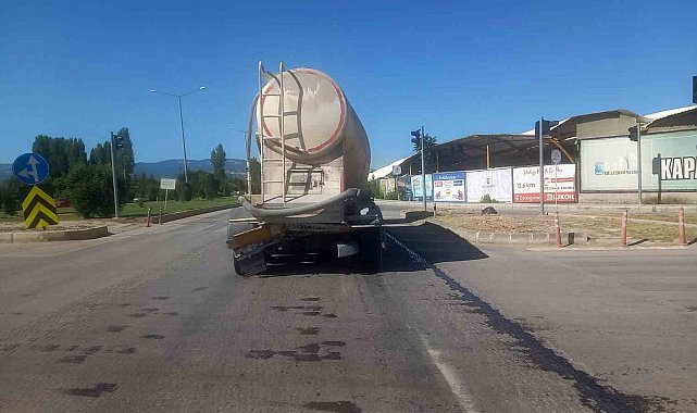 Otomobil kamyona arkadan çarptı: 2 ölü, 1 yaralı