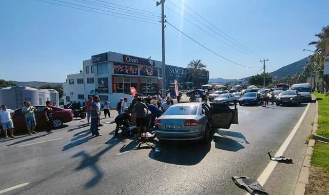 Otomobil minibüse çarptı, ortalık savaş alanına döndü: 14 yaralı