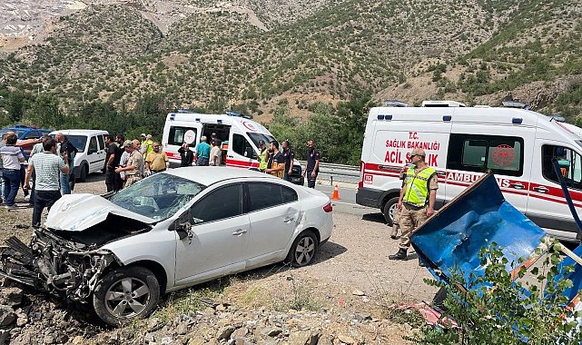 Otomobil otobüs durağına daldı: 3 yaralı