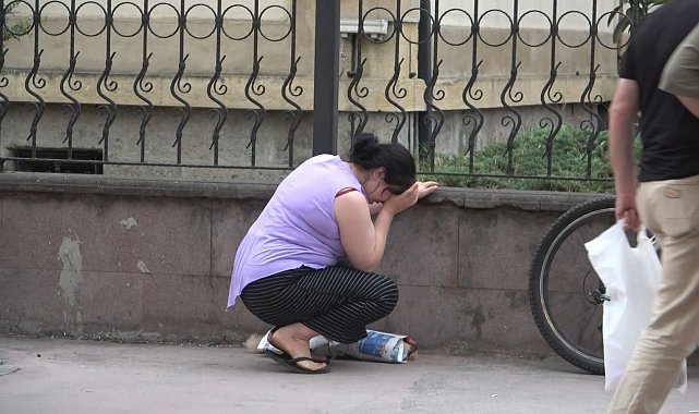 Otomobilin çarptığı köpek telef oldu, sahibi hüngür hüngür ağladı