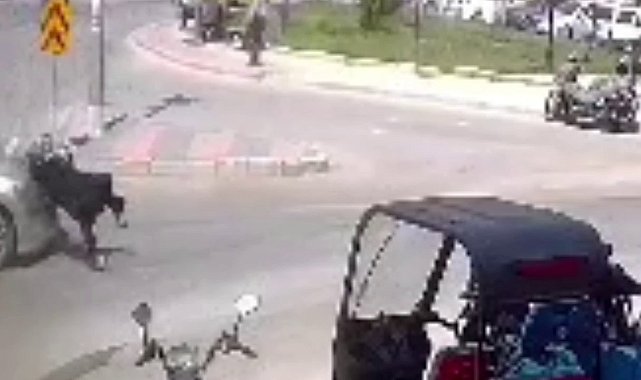 Otomobilin kadına çarptığı kaza kamerada