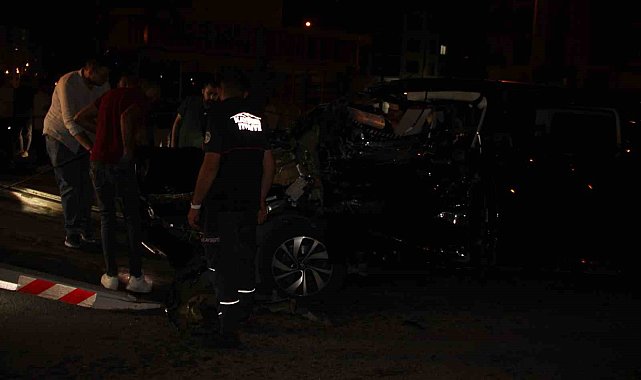 Otomobiller çarpıştı, park halindeki araçlar zarar gördü: 4 yaralı