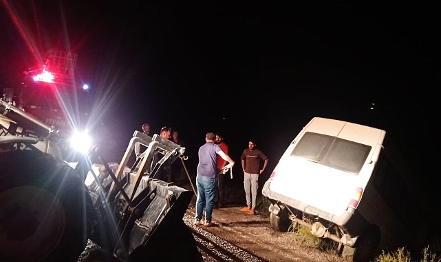 Özalp&#039;ta sele kapılan minibüs devrildi: 3 yaralı