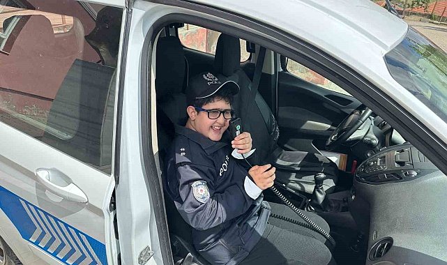 Özel çocuğun hayalini polis gerçekleştirdi