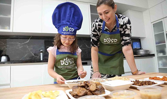 Özel çocuklar, kendi elleriyle yaptıkları aşureyi dağıttı