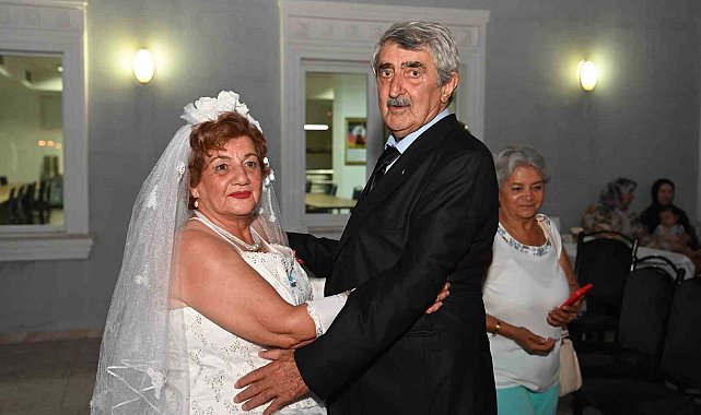 Özlemini çektiği beyaz gelinliği 56 yıl sonra giydi
