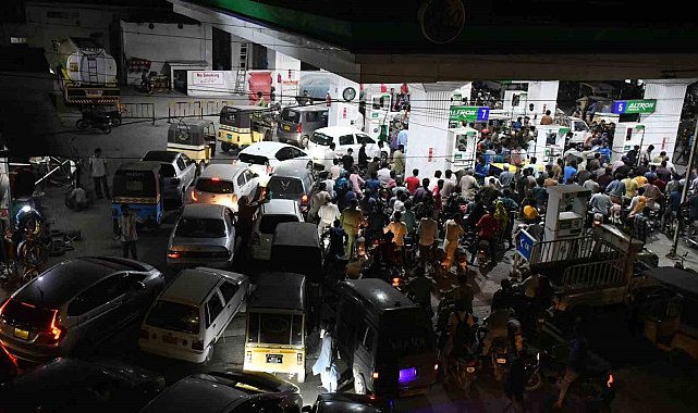Pakistan'da grev öncesi petrol istasyonlarında uzun kuyruklar oluştu