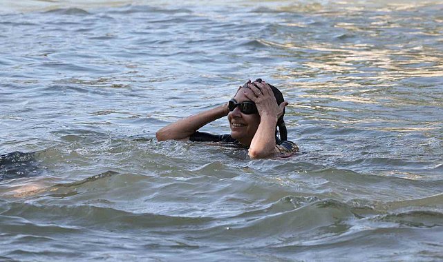 Paris Belediye Başkanı, kirliliği gündem olan Sen Nehri'nde yüzdü
