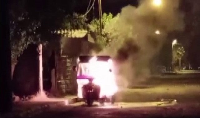 Park halindeki triportör alev alev yandı