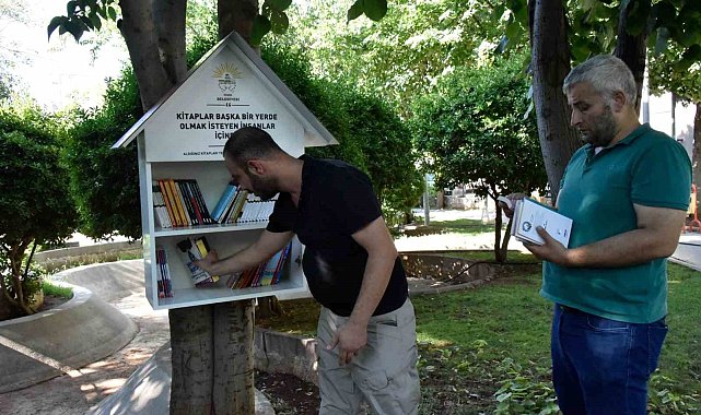 Parklarda mini kitaplıklar kuruldu