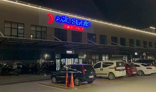 Parkta çıkan bıçaklı kavgada 1'i ağır 2 kişi yaralandı