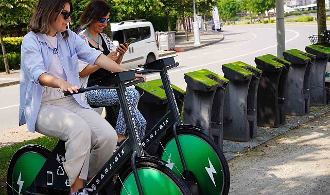 Pedal çevirerek telefonları şarj ediyorlar