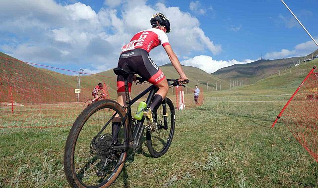 Pedallarını Palandöken'in zirvesinde çevirdiler