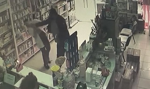 Pendik'te stajyer eczacıya tokatlı saldırı kamerada